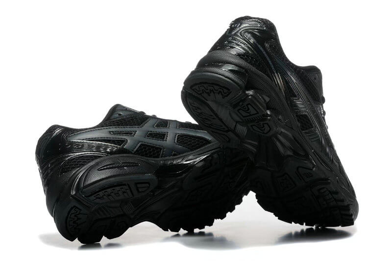Premièrement :Les baskets Asics GEL-KAYANO offrent une combinaison parfaite de style et de performance.