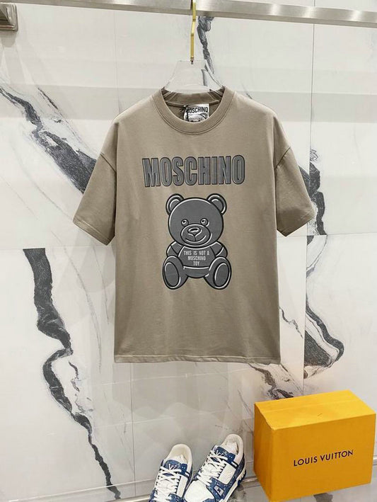 Premièrement : les T-shirts Moschino Femme offrent une élégance et un confort inégalés.