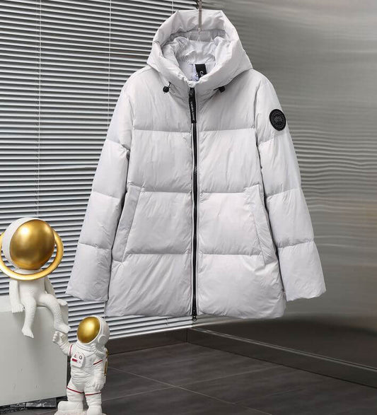 Résultat de l'évolution emblématique de la marque Canada Goose, la doudoune Canada Goose Parka Femme est un témoignage de l'engagement de Canada Goose à combiner style,