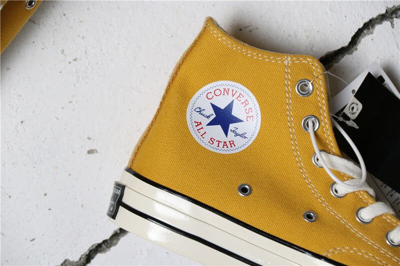 Premièrement : Les baskets Converse Femme se distinguent par leur design iconique et leur esthétique vintage.