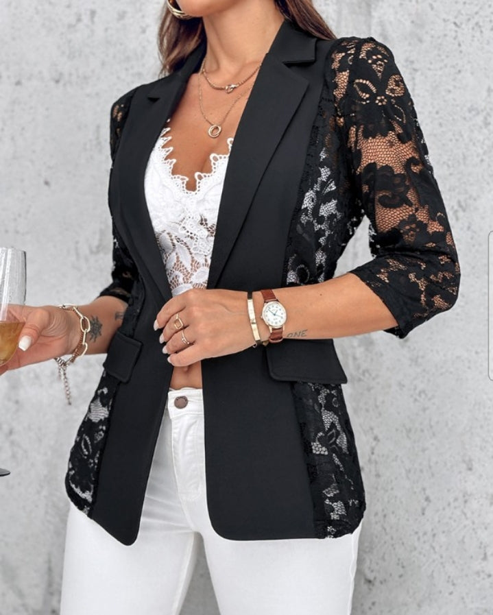 Premièrement : Apportez une touche de raffinement et de modernité à votre look avec ce Manteau blazer transparent avec patch en dentelle et rabat à bouton unique femme.