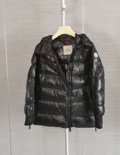 Premièrement : Les doudounes Moncler Femme, ainsi que les manteau Moncler Femme, incarnent un style et un raffinement incomparables.