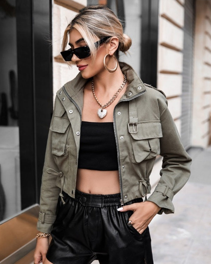 Premièrement : Optez pour un look tendance et pratique avec cette Veste de motard cargo à manches longues et boutons de poche femme. 