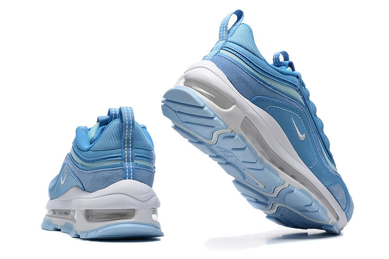 Premièrement, les baskets Nike Air Max 97 Femme incarnent un design emblématique et audacieux.

Inspirées des lignes fluides des trains à grande vitesse japonais.