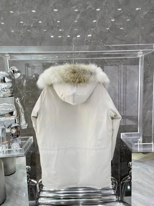 Résultat de l'évolution emblématique de la marque Canada G00se Femme, la Doudoune Canada G00se Femme est un témoignage de l'engagement de Canada G00se à combiner style,