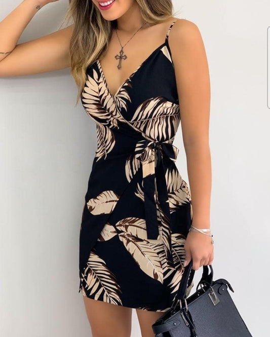 Premièrement : Cette Robe courte décontractée à bretelles spaghetti et col en V à imprimé floral pailetté avec détails croisés Femme.