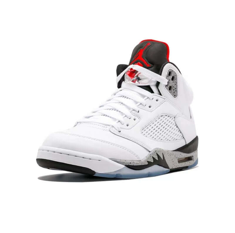 Premièrement, les baskets Air Jordan 5 Femme incarnent un mélange parfait de style audacieux et de performance exceptionnelle.