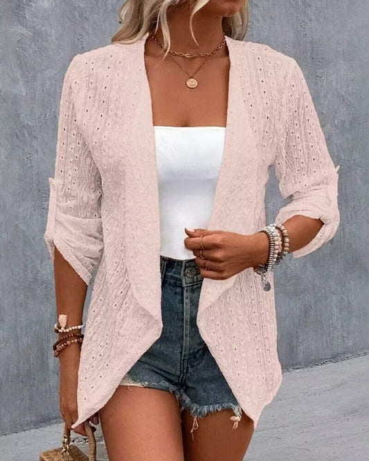 Premièrement : Optez pour un look raffiné et tendance avec ce Manteau blazer ouvert sur le devant à manches retroussés et broderie à oeillets femme