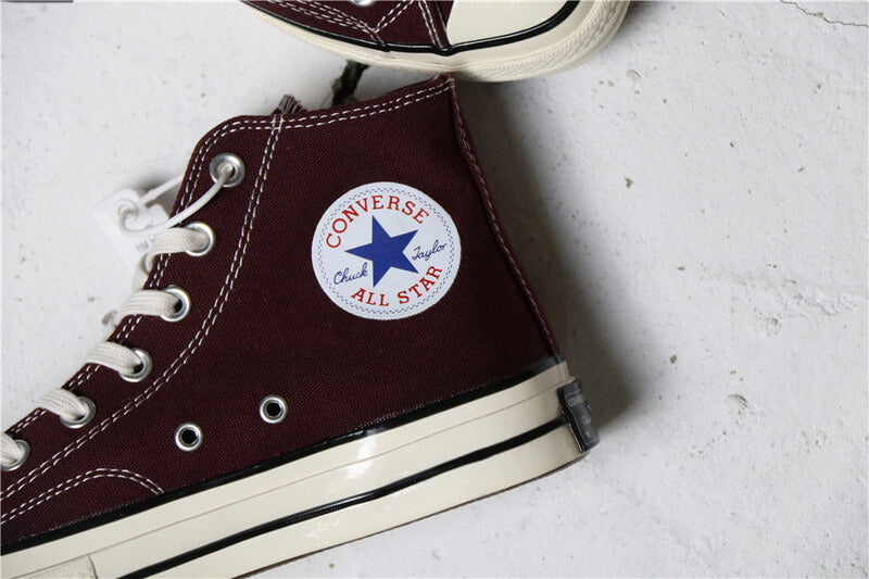 Premièrement : Les baskets Converse Femme se distinguent par leur design iconique et leur esthétique vintage.