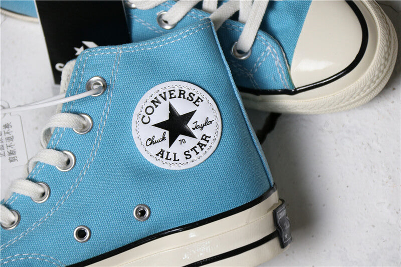 Premièrement : Les baskets Converse Femme se distinguent par leur design iconique et leur esthétique vintage.