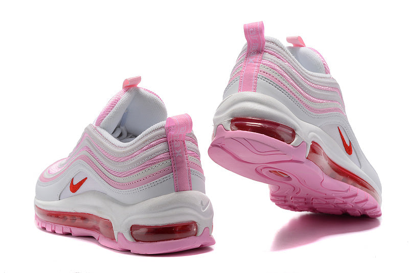 Premièrement, les baskets Nike Air Max 97 Femme incarnent un design emblématique et audacieux.

Inspirées des lignes fluides des trains à grande vitesse japonais.
