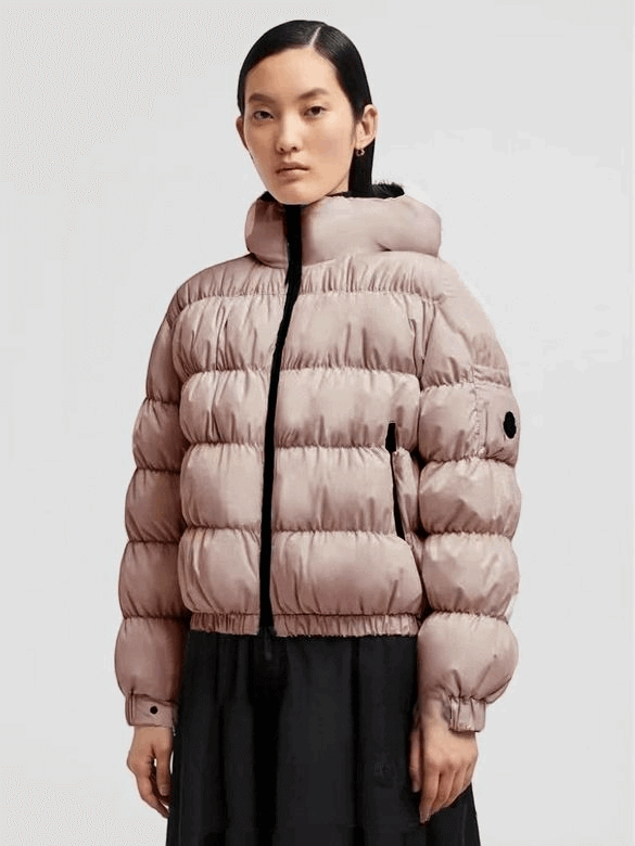 Premièrement : Les doudounes Moncler Femme, ainsi que les manteau Moncler Femme, incarnent un style et un raffinement incomparables.