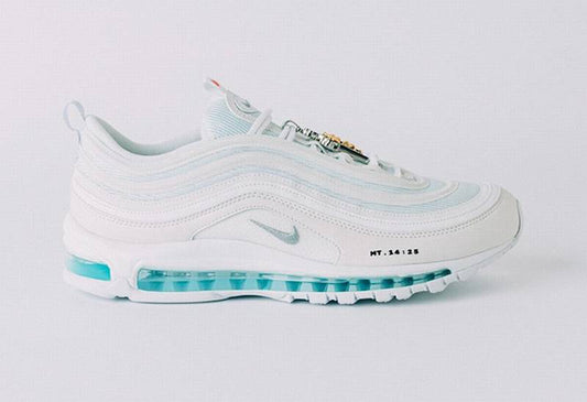 Premièrement, les baskets Nike Air Max 97 Femme incarnent un design emblématique et audacieux.