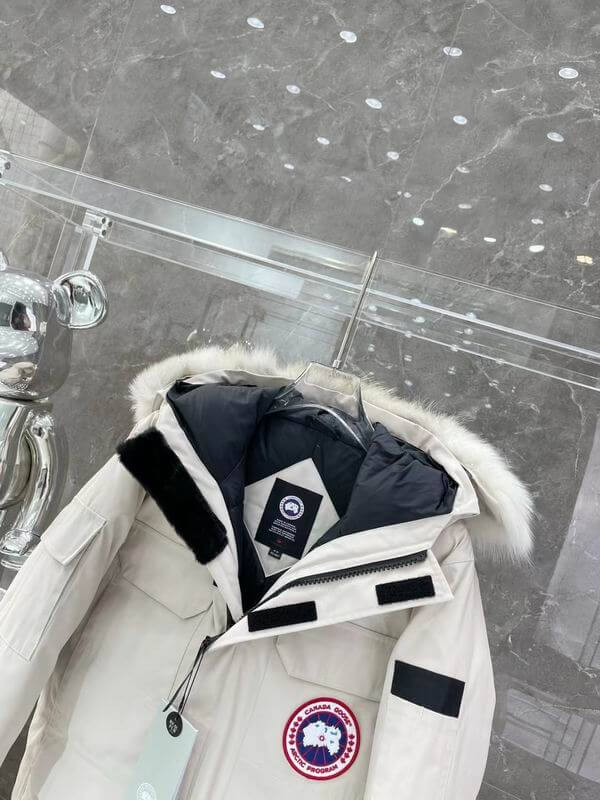 Résultat de l'évolution emblématique de la marque Canada G00se Femme, la Doudoune Canada G00se Femme est un témoignage de l'engagement de Canada G00se à combiner style,