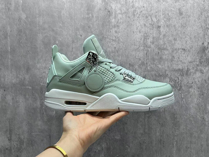 Premièrement : Les baskets Air Jordan 4 Femme se distinguent par leur design iconique et leur capacité à allier style et fonctionnalité.