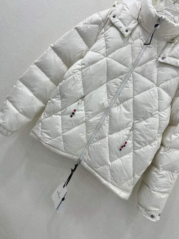 Premièrement : Les doudounes Moncler Femme, ainsi que les manteau Moncler Femme, incarnent un style et un raffinement incomparables.