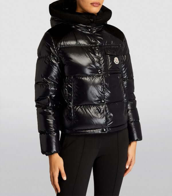 Premièrement : Les doudounes Moncler Femme, ainsi que les manteau Moncler Femme, incarnent un style et un raffinement incomparables.