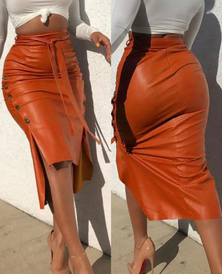 Premièrement : Cette Jupe crayon taille haute en cuir PU avec ceinture et boutons latéraux Femme.