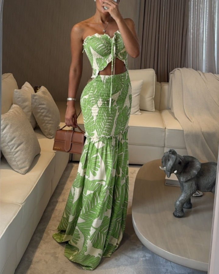 Premièrement : Cette Robe de vacances bandeau à imprimé tropical avec cordon de serrage , froncée et volantée , taille cintrée, coupe ajustée, ourlet à volants, robe sirène femme .