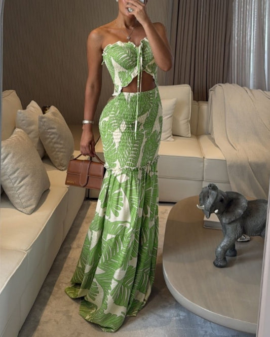 Premièrement : Cette Robe de vacances bandeau à imprimé tropical avec cordon de serrage , froncée et volantée , taille cintrée, coupe ajustée, ourlet à volants, robe sirène femme .