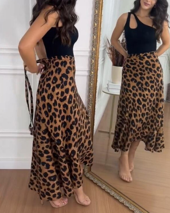Premièrement : Cette Jupe à lacets léopard chic Femme.