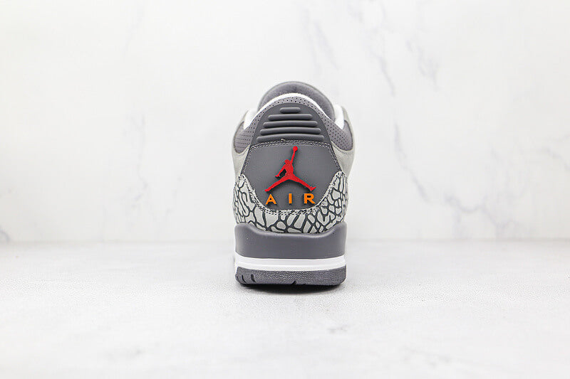 Premièrement, les baskets Air Jordan 3 Femme sont un symbole de style intemporel et de performance de haut niveau.