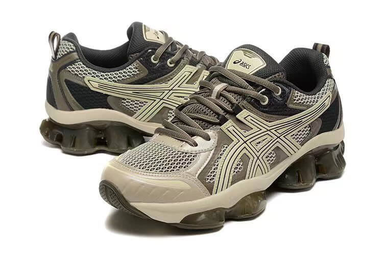 Premièrement :Les baskets Asics  offrent une combinaison parfaite de style et de performance.