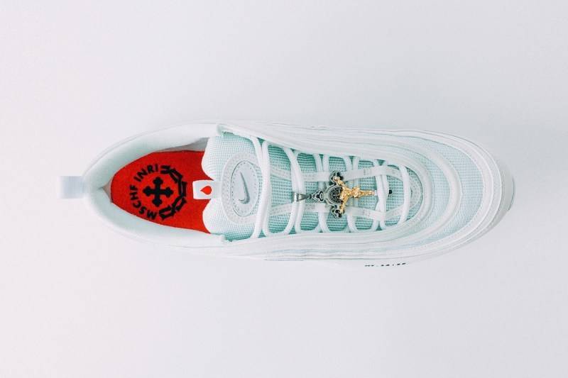 Premièrement, les baskets Nike Air Max 97 Femme incarnent un design emblématique et audacieux.