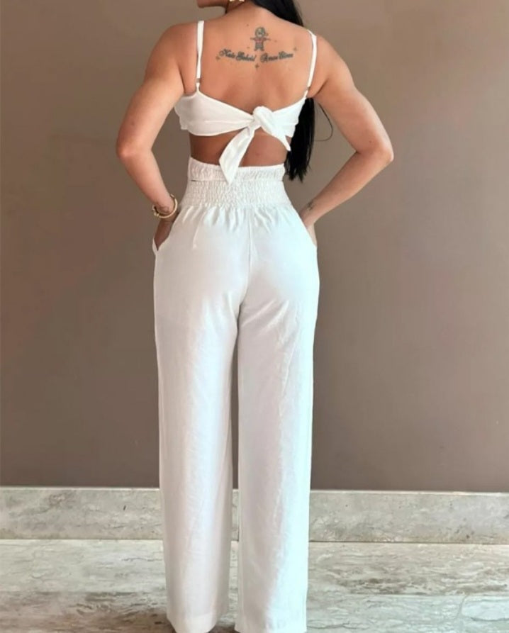 Premièrement : La Combinaison à motif Floral et poche creuse Femme incarne la douceur et le raffinement, parfaite pour un look à la fois décontracté et élégant.