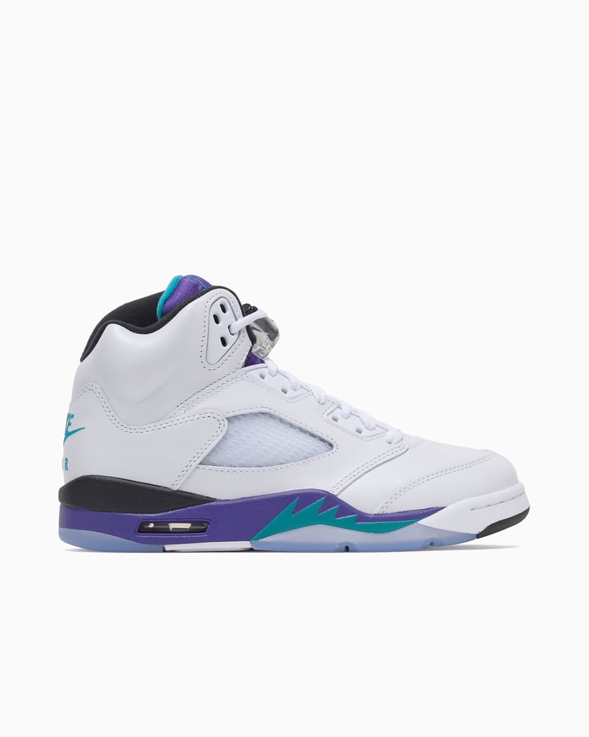Premièrement, les baskets Air Jordan 5 Femme incarnent un mélange parfait de style audacieux et de performance exceptionnelle.

