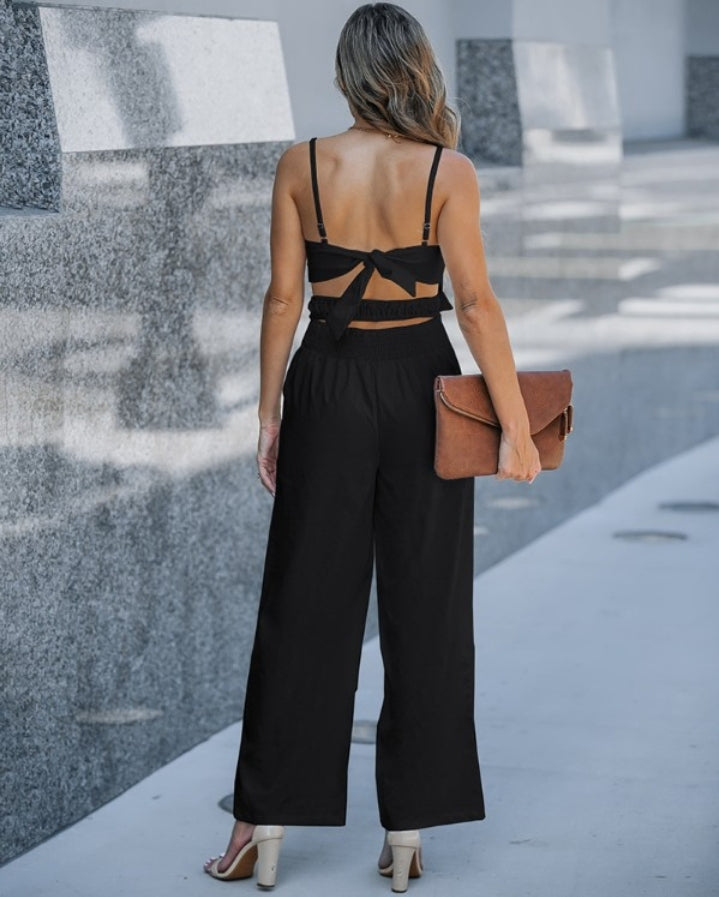 Premièrement : La Combinaison à motif Floral et poche creuse Femme incarne la douceur et le raffinement, parfaite pour un look à la fois décontracté et élégant.