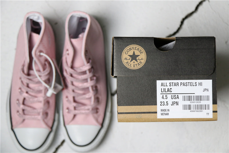 Premièrement : Les baskets Converse Femme se distinguent par leur design iconique et leur esthétique vintage.