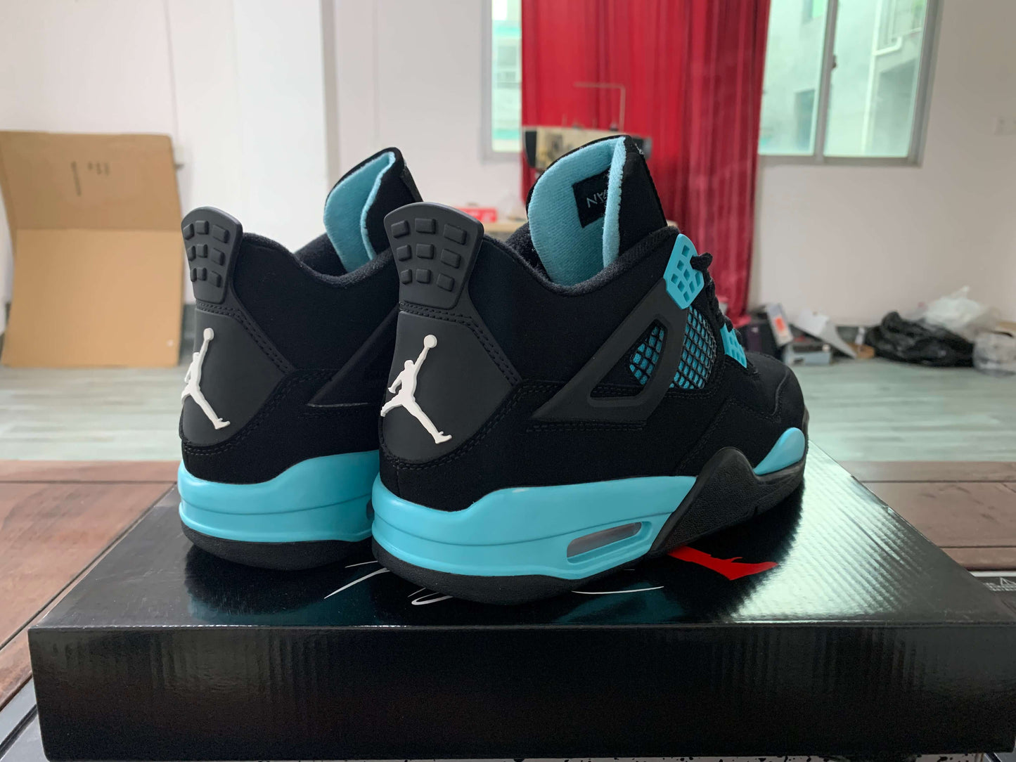 Premièrement : Les baskets Air Jordan 4 Femme se distinguent par leur design iconique et leur capacité à allier style et fonctionnalité