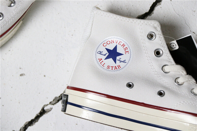 Premièrement : Les baskets Converse Femme se distinguent par leur design iconique et leur esthétique vintage.
