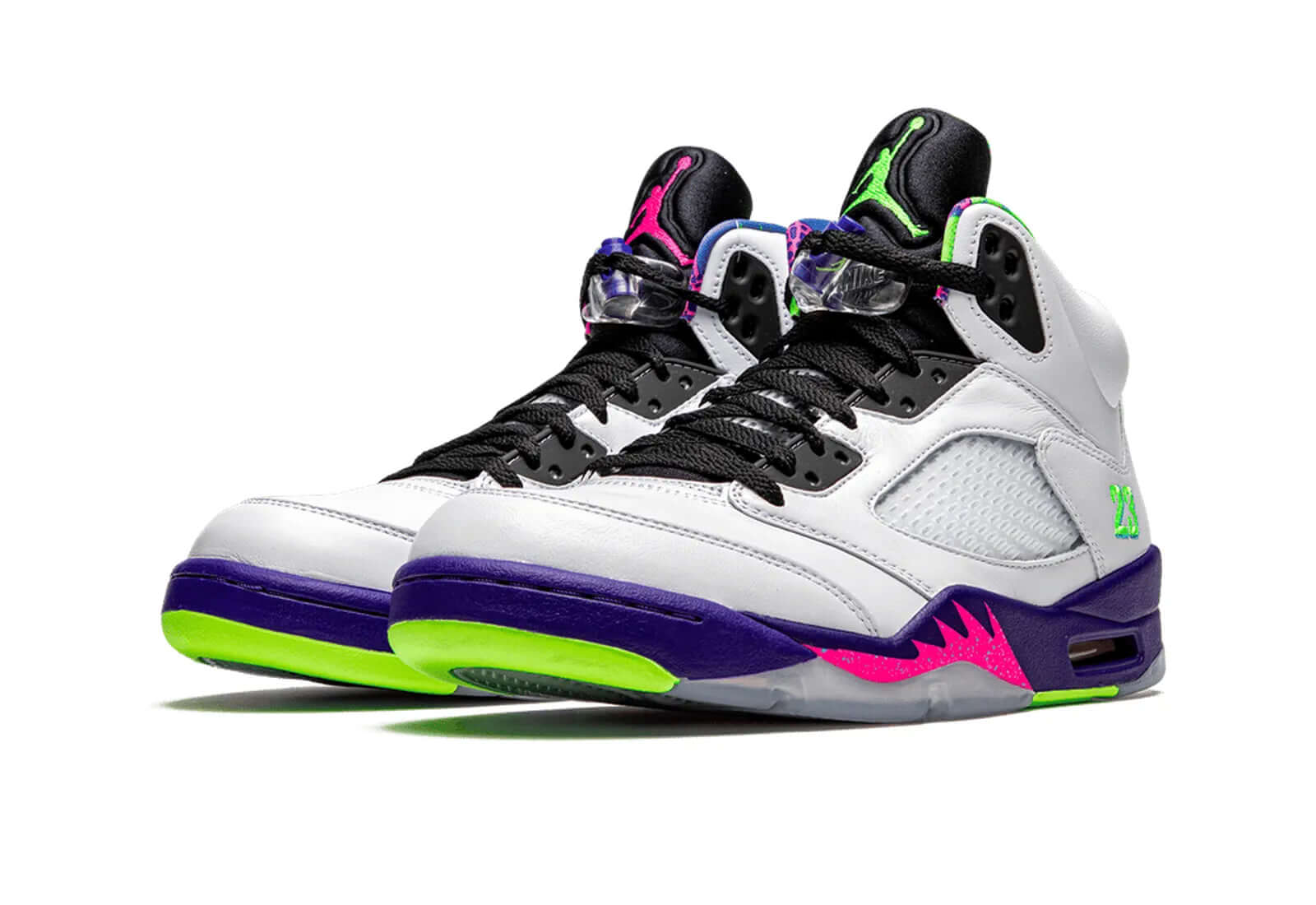 Premièrement, les baskets Air Jordan 5 Femme incarnent un mélange parfait de style audacieux et de performance exceptionnelle.