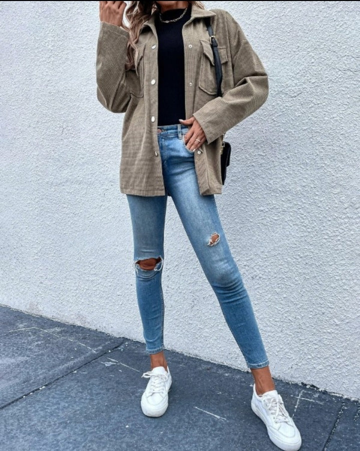Premièrement : Offrez-vous un style à la fois chic et cosy avec ce Manteau ample en tricot gaufré à manches longues et col rabattu avec poches Femme 