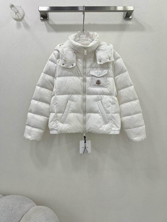 Premièrement : Les doudounes Moncler Femme, ainsi que les manteau Moncler Femme, incarnent un style et un raffinement incomparables.