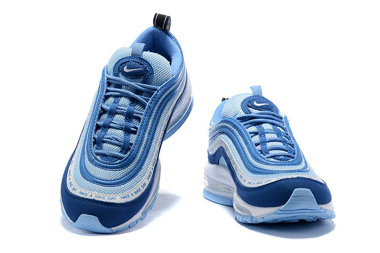 Les baskets Nike Air Max 97 Femme  sont des pièces maîtresses de la mode. Avec un look décontractée style iconique tendance olution emblématique de la ligne Nike, les Nike Air Max 97 sont un témoignage de l'engagement de Nike à combiner style et innovation.