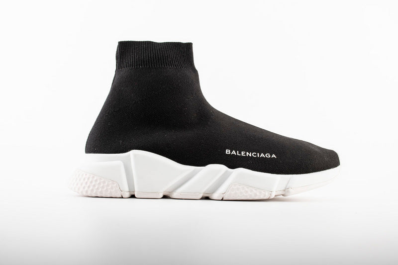 les sneakers Balenciaga Triple S "Beige Green Yellow" Femme sont un témoignage de l'engagement de Balenciaga à combiner style et innovation.