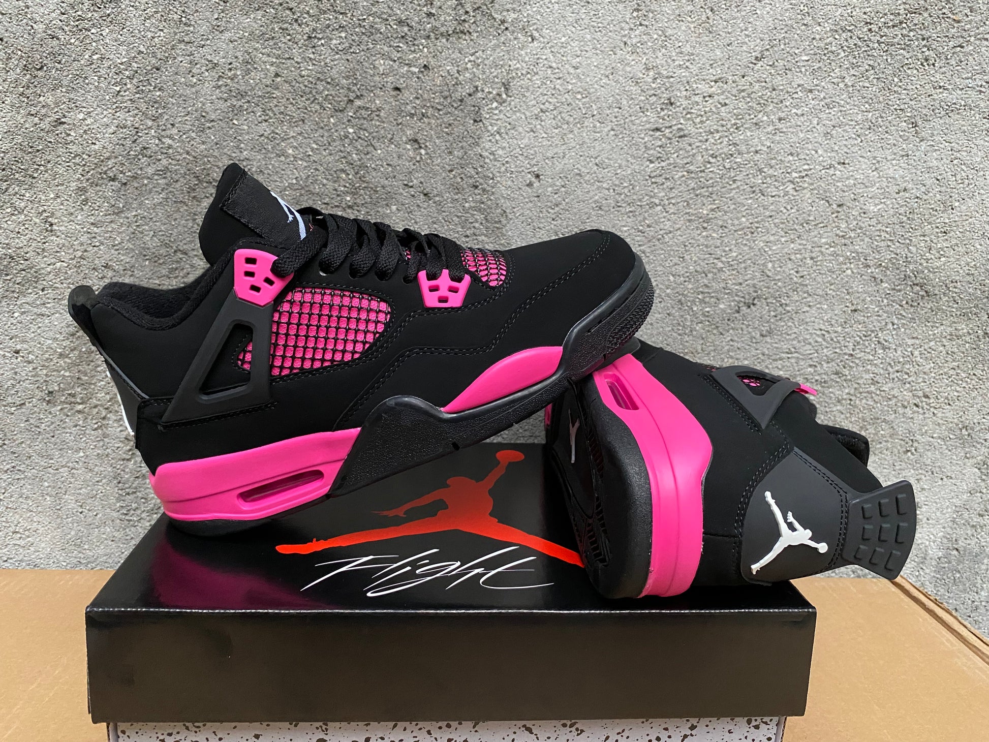 Premièrement : Les baskets Air Jordan 4 Femme se distinguent par leur design iconique et leur capacité à allier style et fonctionnalité