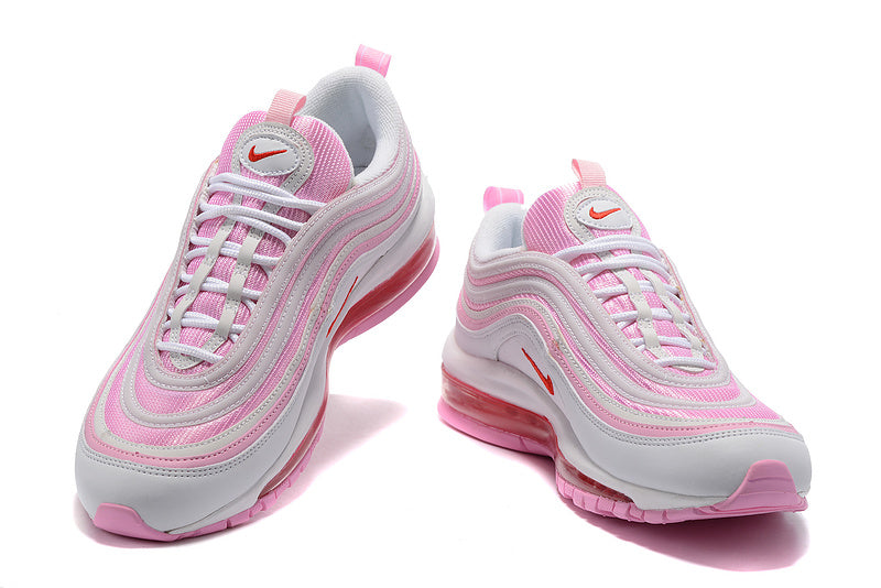 Premièrement, les baskets Nike Air Max 97 Femme incarnent un design emblématique et audacieux.

Inspirées des lignes fluides des trains à grande vitesse japonais.
