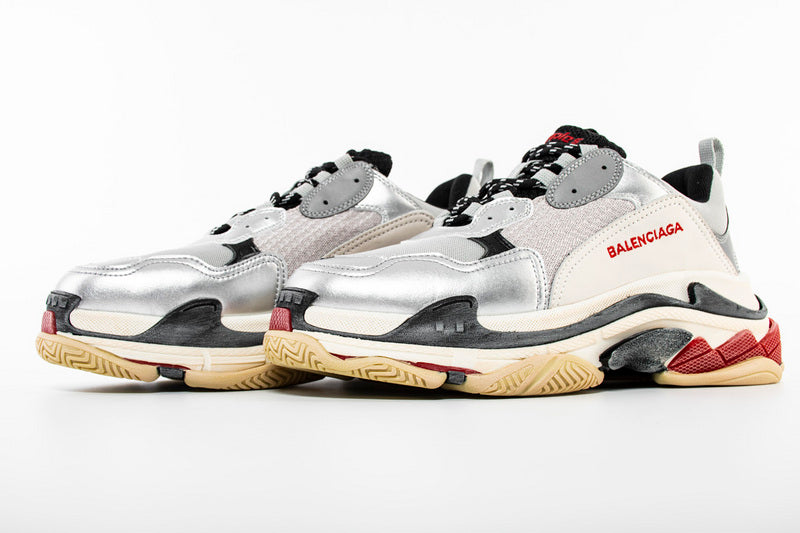 les sneakers Balenciaga Triple S "Beige Green Yellow" Femme sont un témoignage de l'engagement de Balenciaga à combiner style et innovation.