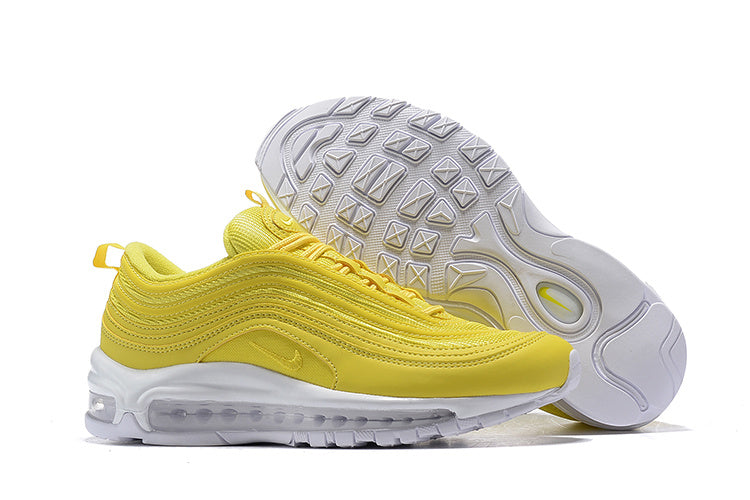 Premièrement, les baskets Nike Air Max 97 Femme incarnent un design emblématique et audacieux.

Inspirées des lignes fluides des trains à grande vitesse japonais.