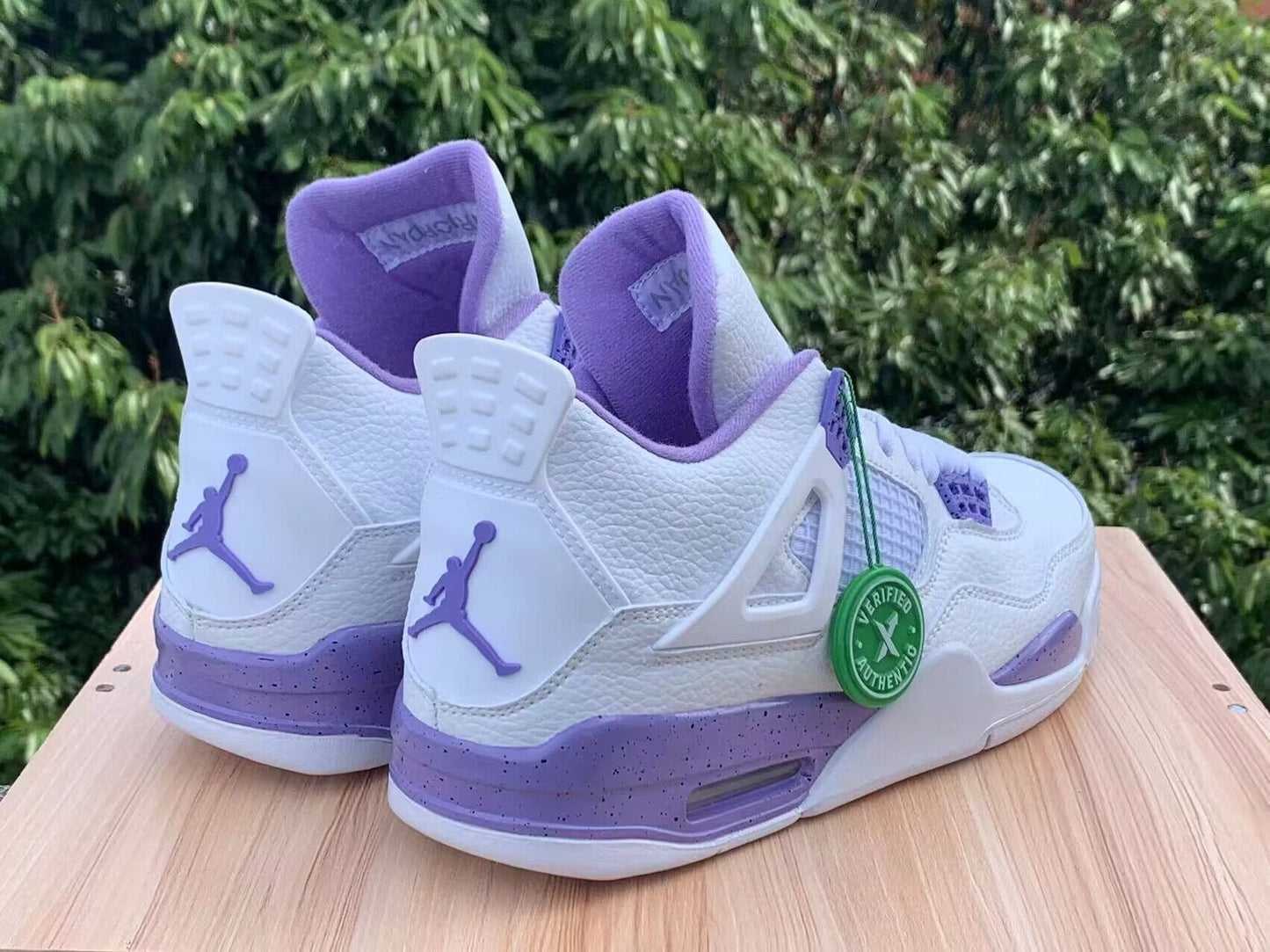 Premièrement : Les baskets Air Jordan 4 Femme se distinguent par leur design iconique et leur capacité à allier style et fonctionnalité.
