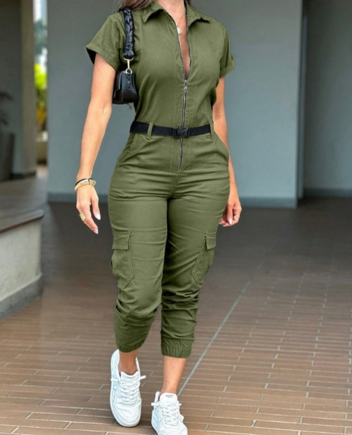Premièrement : Adoptez un look décontracté et tendance avec cette Combinaison à col rabattu, manches courtes, fermeture éclair sur le devant, revers, design décontracté avec poches barboteuse cargo Femme 