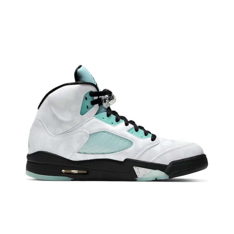 Premièrement, les baskets Air Jordan 5 Femme incarnent un mélange parfait de style audacieux et de performance exceptionnelle.