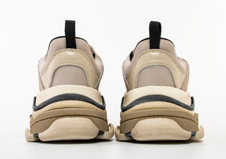 les sneakers Balenciaga Triple S "Beige Green Yellow" Femme sont un témoignage de l'engagement de Balenciaga à combiner style et innovation.