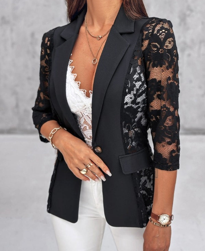 Premièrement : Apportez une touche de raffinement et de modernité à votre look avec ce Manteau blazer transparent avec patch en dentelle et rabat à bouton unique femme.