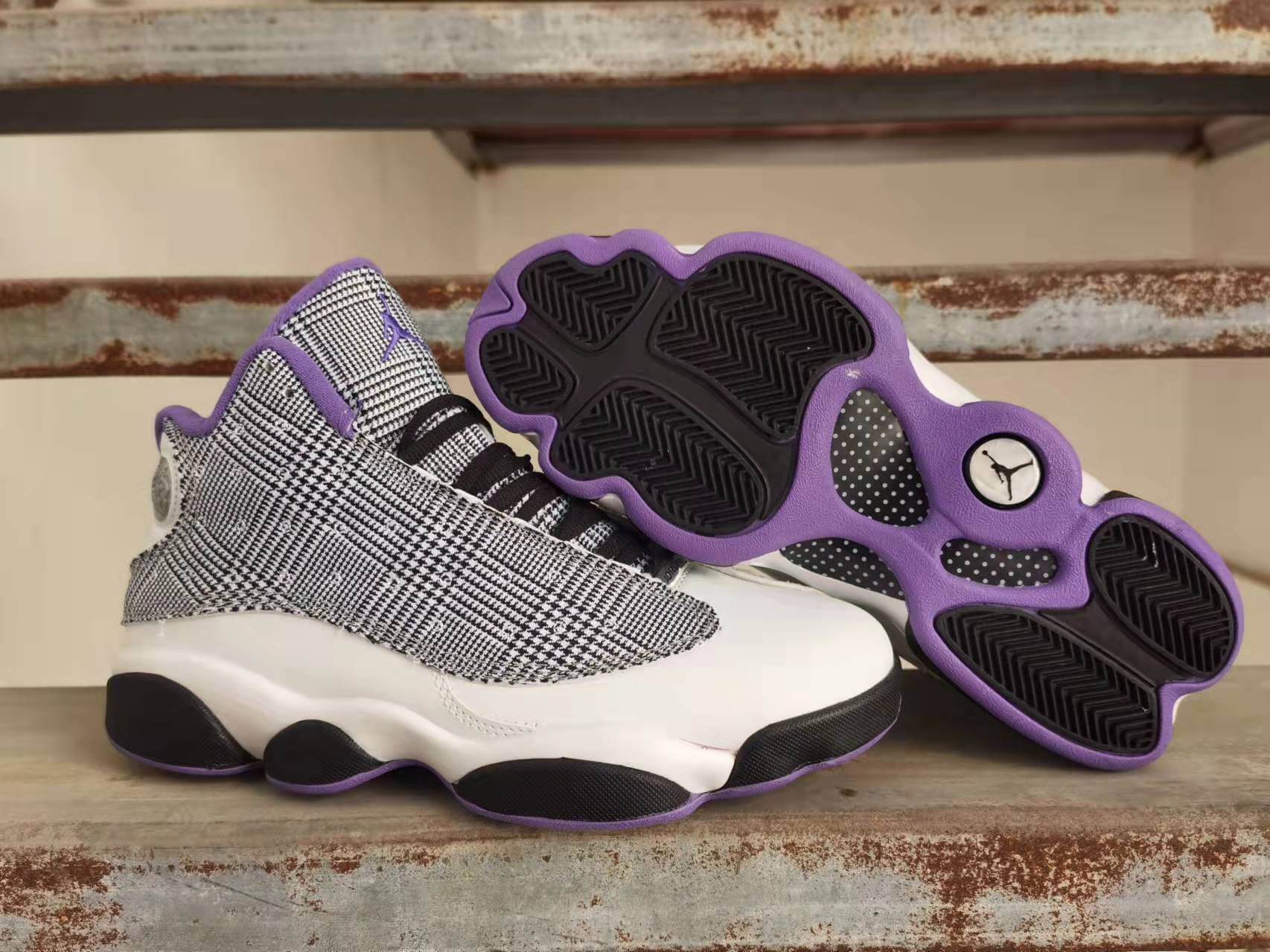 Premièrement, les baskets Air Jordan 13 Femme se démarquent par leur design audacieux et futuriste.