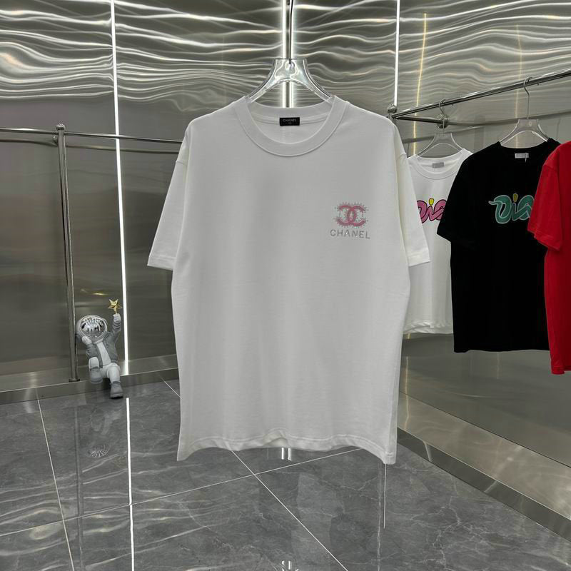 les T-shirts Chanel Femme offrent une élégance et un confort inégalés. Au meilleur prix. Le moins cher design emblématique.